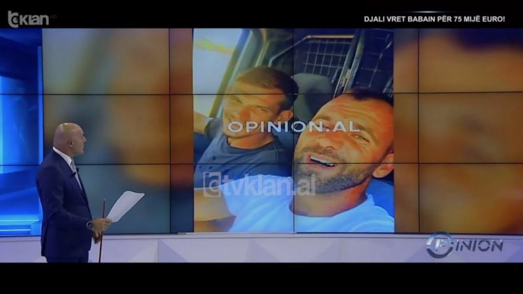Opinion publikon foton/ I qeshur bashkë me bashkëpunëtorin, pak ditë pasi vrau dhe hodhi në pus babain