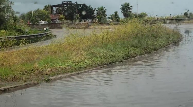 Moti i keq në vend/ Anëtarja e Kryesisë së PD publikon pamjet nga Durrësi: I kujtoj qytetarëve të mos harrojnë të marrin çizmet e llastikut me vete