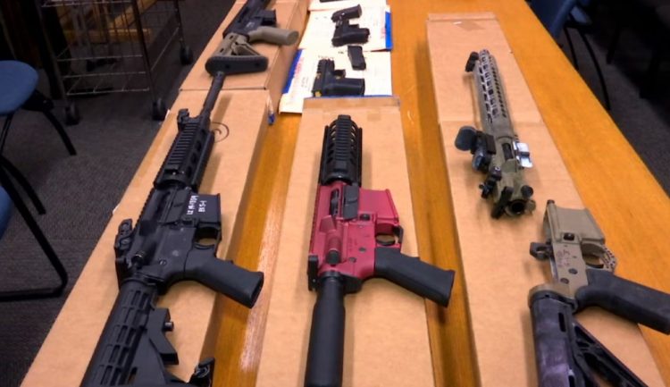 Harris dhe Trump me qasje të ndryshme mbi shitjet e armëve