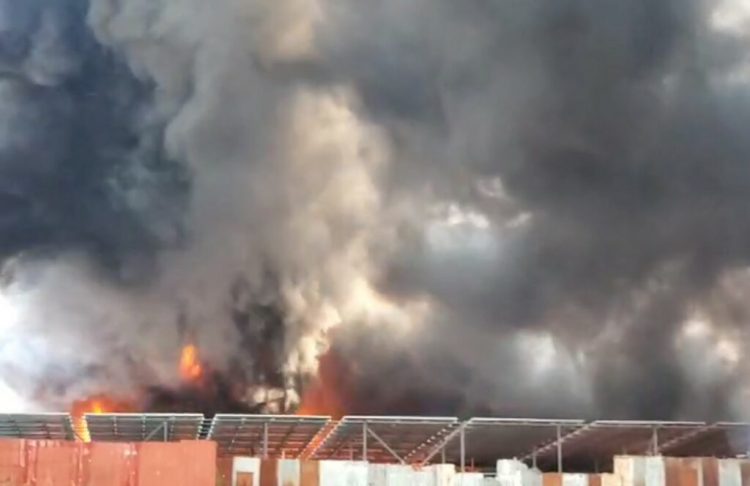 Elbasan/ Fabrika e plastikës përfshihet nga flakët, zjarri merr përmasa të mëdha 