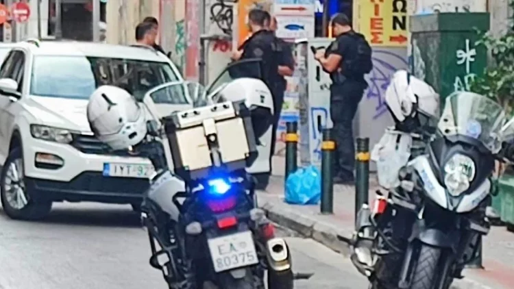 Me armë dhe eksplozivë në makinë, arrestohet çifti shqiptar në Greqi