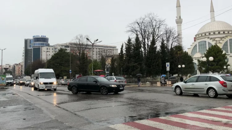 Reshjet e shiut në Lezhë dhe Shkodër/ Forcat e Armatosura në dispozicion, Ministria e Mbrojtjes thirrje qytetarëve: Bëni kujdes