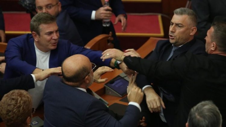 Bledion Nallbati goditi Vullnet Sinën në parlament, GJKKO pushon hetimet