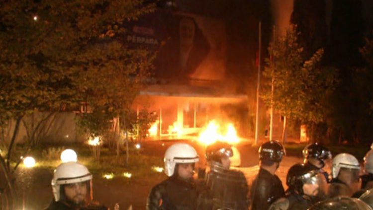 Molotovë njëri pas tjetrit/ I vihet zjarri selisë së Partisë Socialiste