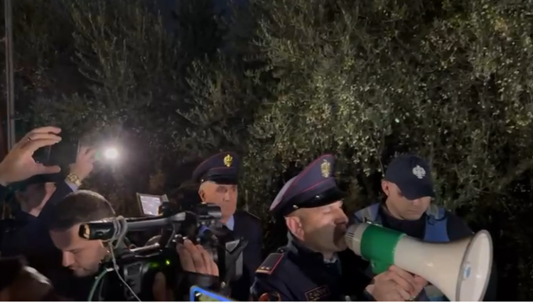 Elbasan, policia paralajmëron protestuesit: Mos pengoni qarkullimin e makinave