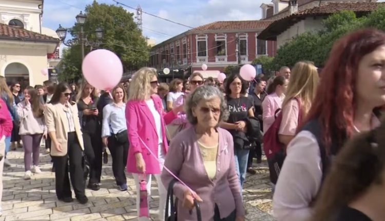 Shkodër, marshim ndërgjegjësues për parandalimin e kancerit të gjirit