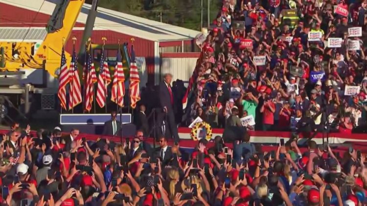 “Do të nisim një epokë të re”, Trump kthehet për fushatë në vendin ku iu bë atentati: Lufta botërore shumë afër…