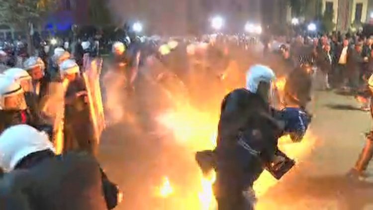 Noka dhe deputetët e PD-së përplasen me forcat policore/ Protestuesit hodhën molotovë para Bashkisë