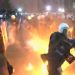 Noka dhe deputetët e PD-së përplasen me forcat policore/ Protestuesit hodhën molotovë para Bashkisë