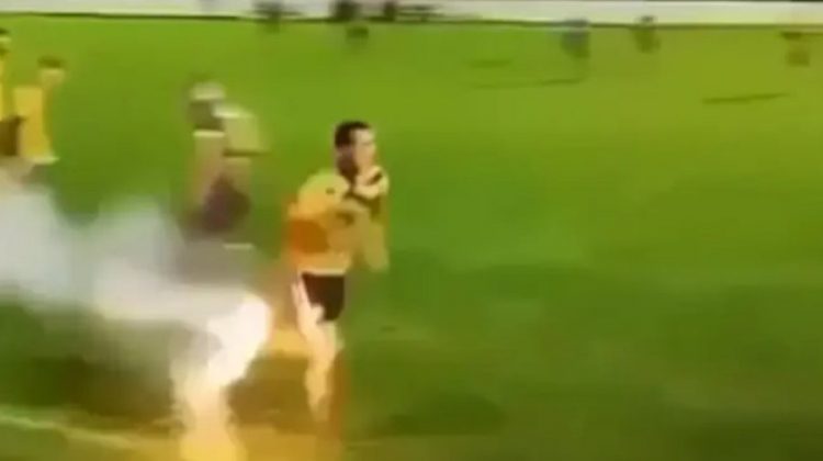 VIDEO/ Futbollisti humbet gishtat pasi i plas në dorë fishekzjarri