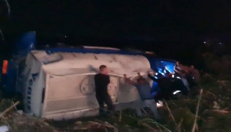 Aksidenti në aksin Lushnje-Berat/Mbeti i bllokuar në autobot, vdes 27-vjeçari