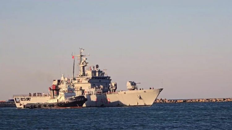 Mbërrin anija e parë me emigrantë nga Italia në Shëngjin