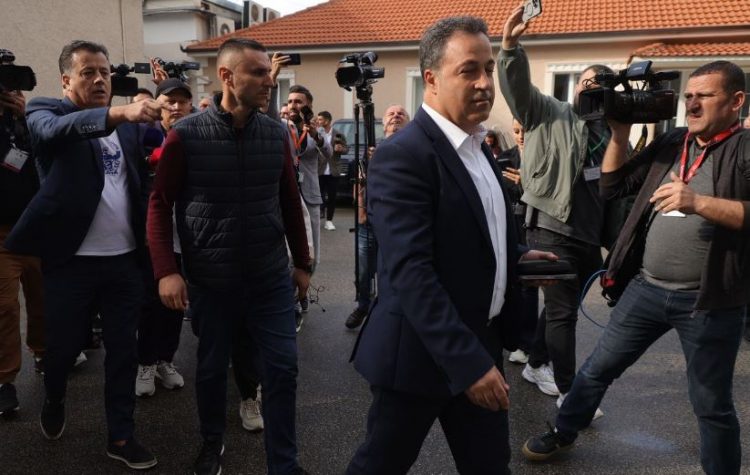 “Niko mos bëj të fortin”, deputetët e PD nuk lejojnë socialistët të futën në Kuvend
