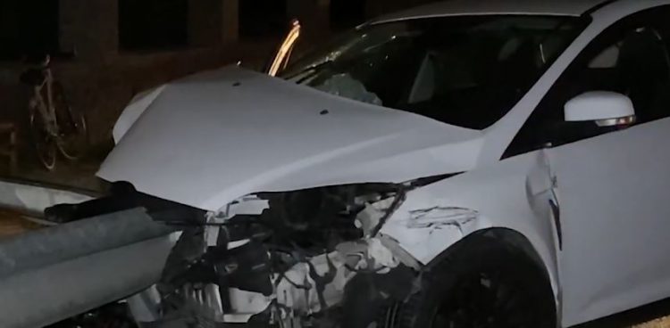 Përplasen dy makina në Pogradec, njëra përfundon te trafikndarësja