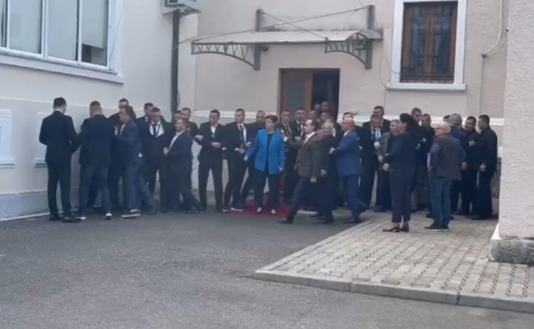 “Qelbësirë”, Bardhi shtyn me forcë kordonin e krijuar nga Garda: Kush je ti që prek me dorë?! 