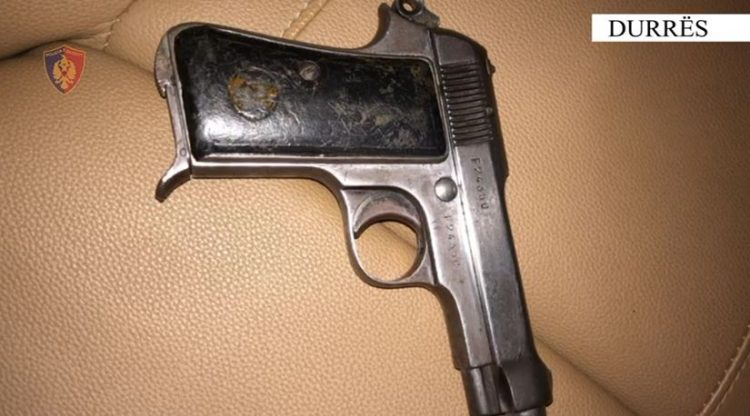 Emrat/ Kokainë, armë zjarri dhe thika në makinë! Arrestohen dy persona në Durrës