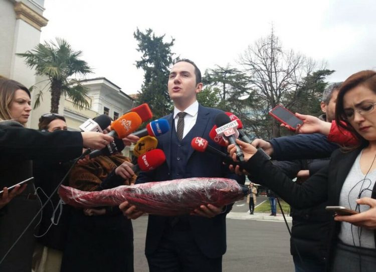 “Peshqit e mëdhenj pas hekurave!”, Salianji në “Facebook”: Këtu lejohen vetëm peshkaqenë