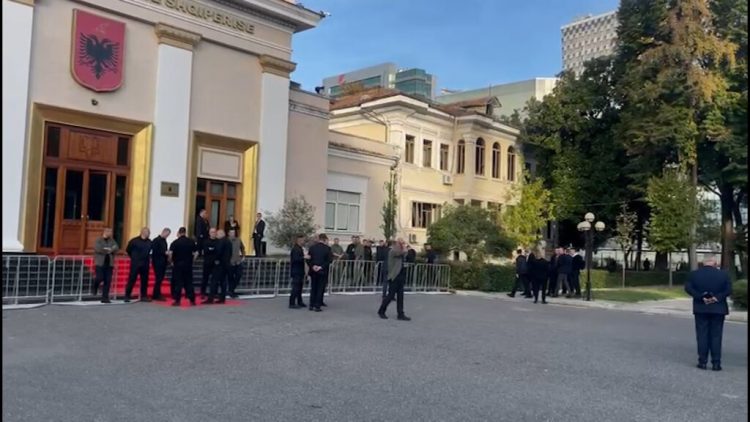 Kuvendi i rrethuar me gardh metalik, Bardhi publikon pamjet: Parlamenti s’është qeli burgu 