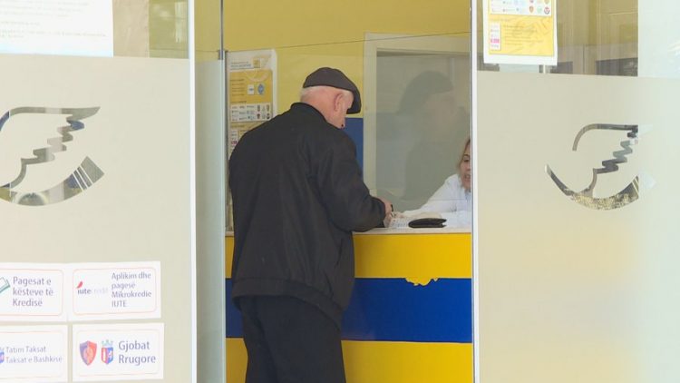 Procedohet arkëtari i postës, i “vodhi” pensionin një të moshuare