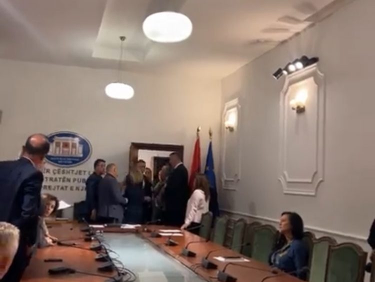 Noka shkul mikrofonin e Sekretariatit të Etikës! Bushka ndërpret mbledhjen
