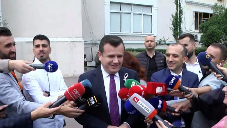 Tensionet në Parlament/ Balla për opozitën: Përsërisin marrëzitë e tyre