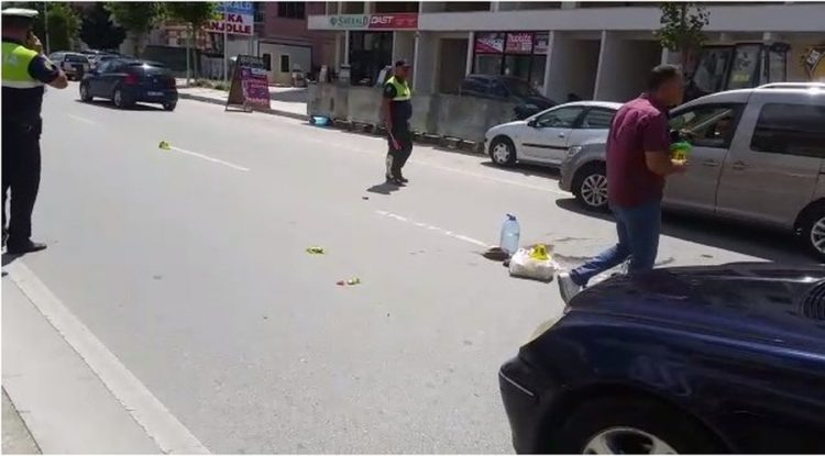 Aksident në Vlorë, makina përplas kalimtaren