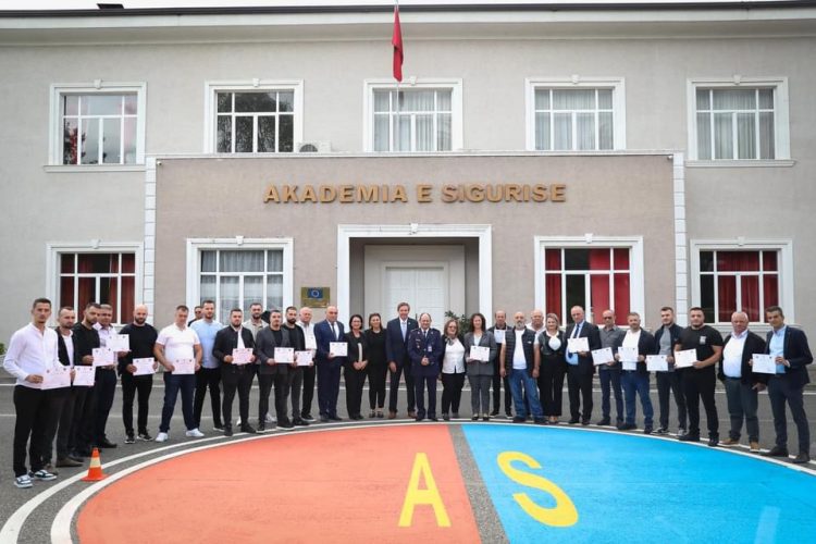 23 oficerë shqiptarë përfundojnë kursin e ICITAP për hetimin e krimit, ambasada e SHBA: Rriten aftësitë e Policisë Gjyqësore