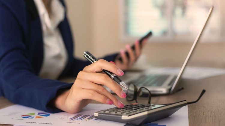 Punonjësit shqiptarë përdorin matematikë elementare në punë, shumë më pak se rajoni dhe BE