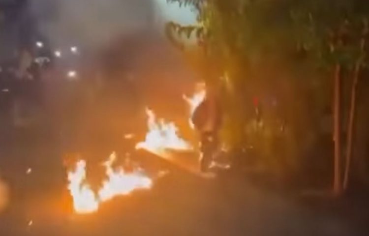 Bardhi publikon videon: Momenti ku Policia shtyn molotovët drejt protestuesve, u plagos një i moshuar