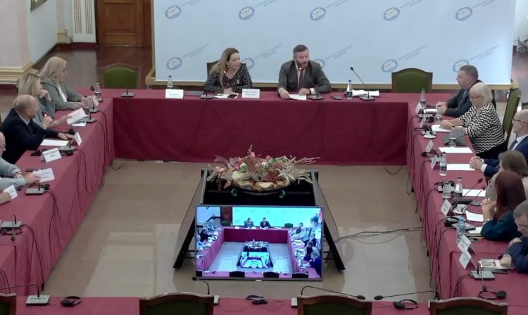 Tensione te “Sterilizimi”,  Ndreca mbyll mbledhjen, deputetët e PS largohen/ Zhupa: Frikacak!