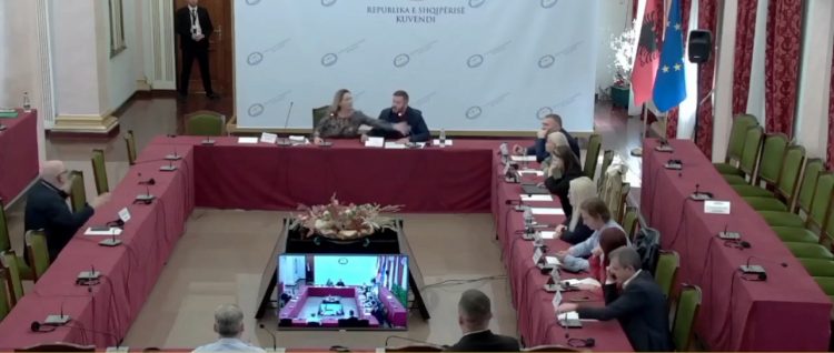 “Nuk punoj me njerëz që sillen si rrugaçë”/ Vokshi i hedh mikrofonin Plarent Ndrecës