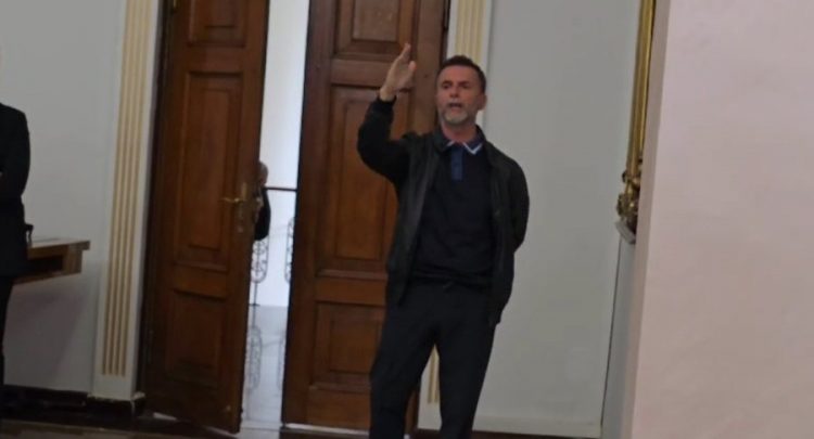 “Ec ore dreq”/ Debatet te Hetimori i Shëndetësisë shqetësojnë Braçen! Deputeti i PS futet në mbledhje: Kam zyrën ngjitur