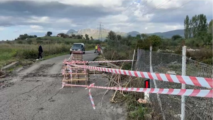 Reshjet të dendura shiu në Lezhë, rrezikohen disa banesa