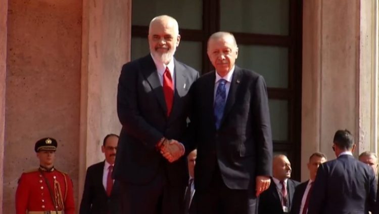 Erdogan del nga Presidenca, mbërrin në kryeministri/Takohet me Ramën