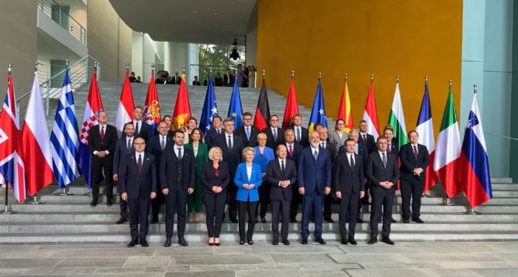 VIDEO/ Rama pranë Kurtit dhe kancelarit Scholz/ Kryeministri publikon foton familjare nga Samiti i Berlinit