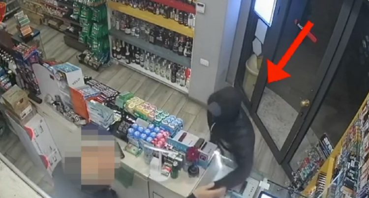 I maskuar dhe me thikë në dorë, arrestohet 42-vjeçari që grabiti dyqanin në Korçë