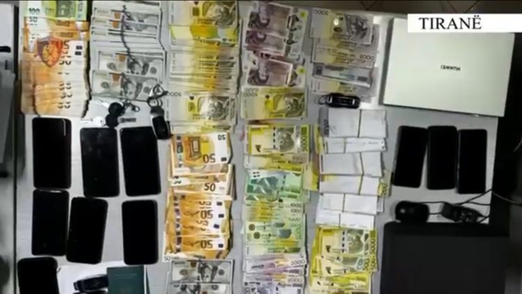 VIDEO/ Goditet grupi i trafikantëve në Tiranë, momenti kur arrestohen nga Policia