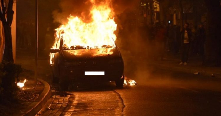 Përfshihet nga flakët automjeti në Korçë, policia jep detajet e para