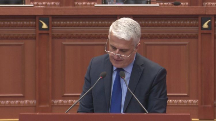 Tensionet në seancë, Majko i përgjigjet opozitës: Po selinë e PS përse e dogjët
