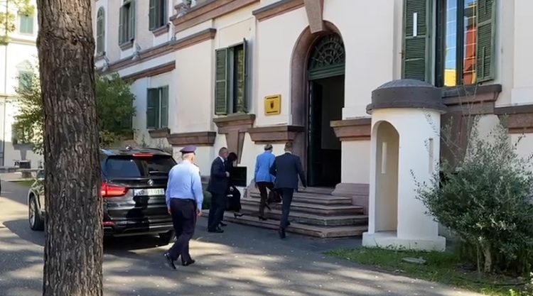 E ngarkuara me punë e SHBA shkon në zyrën e ministrit Ervin Hoxha, një ditë pas arrestimit të Metës