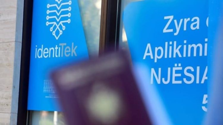 Emigrantët shqiptarë, vetëm një dokument/ Ministria e Brendshme: Mjafton të pajisen me letërnjoftim elektronik ose pasaportë biometrike