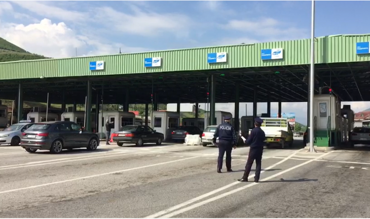 Fshehu lëndën narkotike në automjet, arrestohet bullgari në hyrje të Morinës