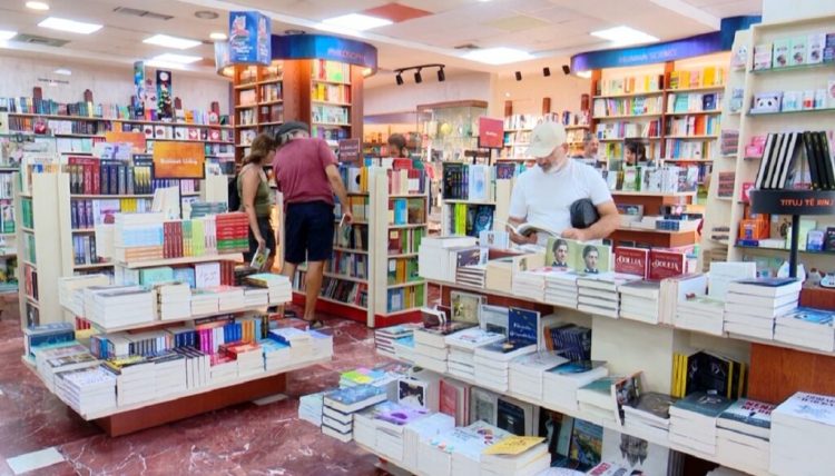 Shqiptarët lexojnë më pak libra, të rinjtë po largohen nga leximi