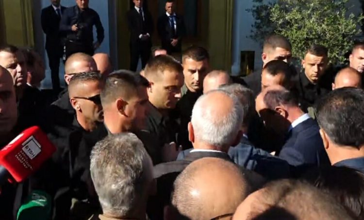 Deputetët e opozitës tentojnë të hyjnë në Parlament, përplasen me Gardën 