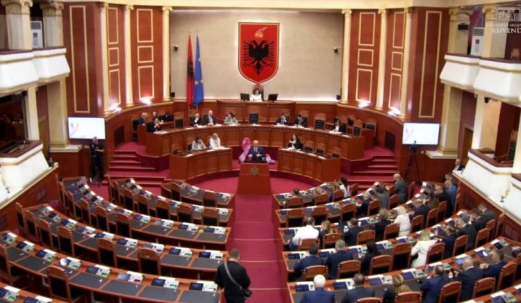 Deputetët e opozitës nuk lejohen të futen në sallë, nis punimet seanca plenare 
