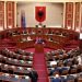 Deputetët e opozitës nuk lejohen të futen në sallë, nis punimet seanca plenare