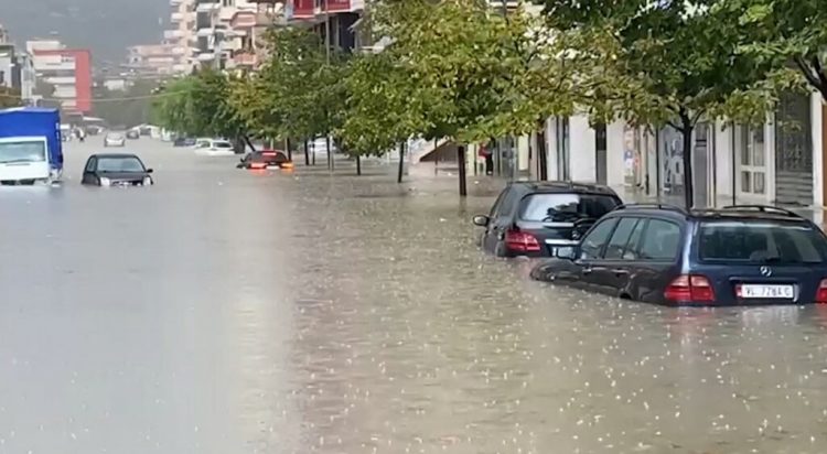 VIDEO/ Vlora si Venecia! Uji mbulon rrugët e makinat