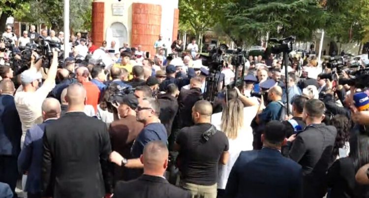 Protestuesit e Bashkisë shkojnë para Parlamentit, përplasen me policinë 