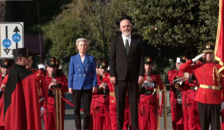 Video/ Von der Leyen mbërrin në Tiranë, pritet nga kryeministri Rama 