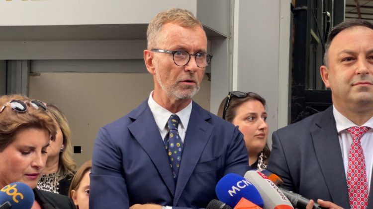 Ambasadori i BE në Tiranë kundër dhunës: Kuvendi t’i rikthehet normalitetit! Opozita ka shumë mënyra për…